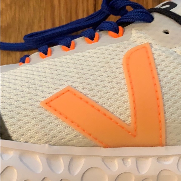 VEJA Running Shoes - Picture 4 of 6